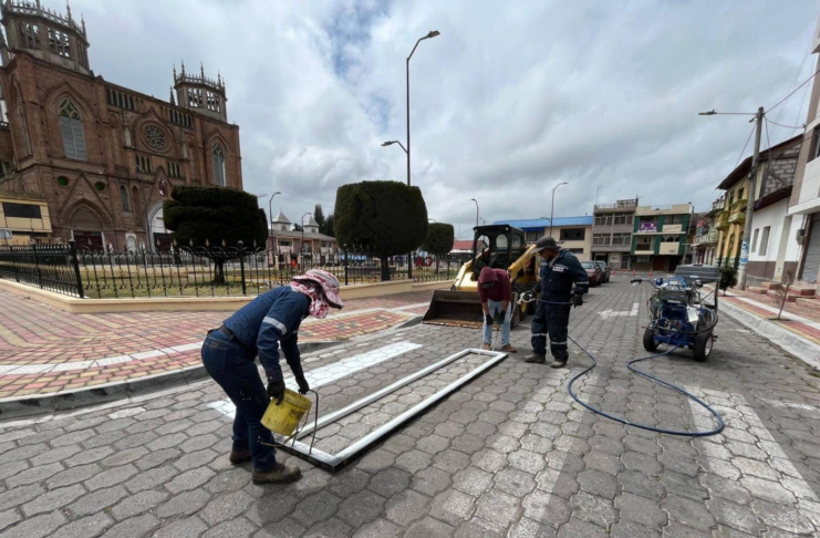 La Municipalidad de Riobamba inició la primera fase de trabajos de señalización horizontal en varias parroquias rurales del cantón, con el objetivo de mejorar la seguridad vial y fomentar una circulación más ordenada y segura para todos los actores en la vía.