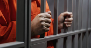 Lo que empezó como una noche de tragos entre conocidos, terminó con una apuñalada en el pecho, una víctima al borde de la muerte y un agresor tras las rejas. En Riobamba, el caso de Óscar Paúl P. E. ha llegado a su desenlace judicial: tres años y cuatro meses de prisión por intento de homicidio.