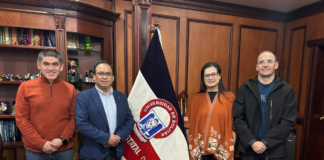Arturo Rojas Sánchez, rector de la Universidad Estatal de Bolívar (UEB), recibió en su despacho a Carolina dos Santos Batista Bonini y Alfredo Bonini Neto, docentes e investigadores de la Universidad Estatal Paulista (UNESP) de Brasil, quienes visitan la institución como parte de una agenda de cooperación internacional.
