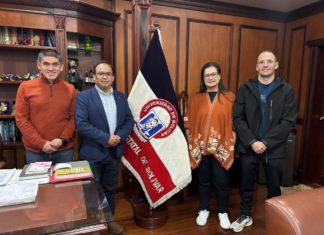 Arturo Rojas Sánchez, rector de la Universidad Estatal de Bolívar (UEB), recibió en su despacho a Carolina dos Santos Batista Bonini y Alfredo Bonini Neto, docentes e investigadores de la Universidad Estatal Paulista (UNESP) de Brasil, quienes visitan la institución como parte de una agenda de cooperación internacional.