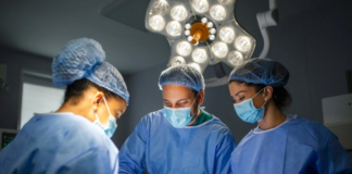 Fundación Metrofraternidad, con más de 38 años de trayectoria, reafirma su compromiso con la salud infantil en Ecuador. En lo que va del año, ha gestionado más de 70 cirugías pediátricas de alta complejidad, más de 550 citas médicas de especialidad y más de 830 atenciones oftalmológicas para prevenir la ceguera infantil, como parte de su labor continua por garantizar el acceso a una salud digna y oportuna a niños, niñas y adolescentes en situación de vulnerabilidad.