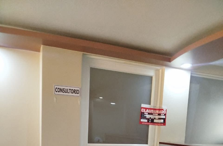 En un operativo liderado por la Agencia de Aseguramiento de la Calidad de los Servicios de Salud y Medicina Prepagada (ACESS), un consultorio obstétrico ubicado en la parroquia San Luis, en Riobamba, fue clausurado provisionalmente este 11 de julio.