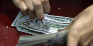 El primer trimestre de 2025 trajo señales positivas para la economía ecuatoriana. El Banco Central del Ecuador (BCE) presentó este martes 15 de julio un balance de este periodo y, entre los aspectos a destacar, sobresale que el Producto Interno Bruto (PIB) creció un 3,4 % en comparación con el mismo periodo del año pasado.