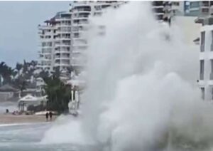 La Secretaría Nacional de Gestión de Riesgos emitió una alerta para varias zonas costeras del país debido al fuerte oleaje que afecta a 26 playas, las cuales se encuentran en bandera roja (nivel alto de amenaza) hasta el 13 de julio. Adicionalmente, otras 15 playas están bajo bandera amarilla, lo que representa una amenaza media.
