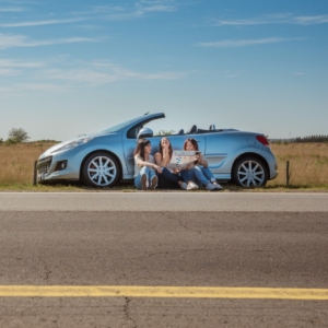 Las vacaciones de verano, entre julio y agosto, son sinónimo de desconexión, aventura y carretera. Los preparativos juegan un papel muy importante dentro de estos planes, en donde la seguridad vial es esencial. Si vas por tierra, la preparación del vehículo es prioritaria, así como la revisión de los neumáticos.
