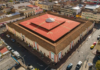 El anuncio de trabajos en la cubierta del mercado Pedro Lizarzaburu, uno de los espacios más tradicionales de Riobamba, fue socializado este 15 de julio, en medio de cuestionamientos. Si bien se valora la intención de preservar un bien patrimonial, los usuarios del mercado reclaman soluciones sostenibles, tras años de promesas y obras inconclusas en el casco comercial de la ciudad.