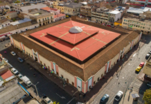 El anuncio de trabajos en la cubierta del mercado Pedro Lizarzaburu, uno de los espacios más tradicionales de Riobamba, fue socializado este 15 de julio, en medio de cuestionamientos. Si bien se valora la intención de preservar un bien patrimonial, los usuarios del mercado reclaman soluciones sostenibles, tras años de promesas y obras inconclusas en el casco comercial de la ciudad.