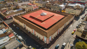 El anuncio de trabajos en la cubierta del mercado Pedro Lizarzaburu, uno de los espacios más tradicionales de Riobamba, fue socializado este 15 de julio, en medio de cuestionamientos. Si bien se valora la intención de preservar un bien patrimonial, los usuarios del mercado reclaman soluciones sostenibles, tras años de promesas y obras inconclusas en el casco comercial de la ciudad.