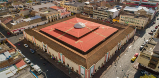 El anuncio de trabajos en la cubierta del mercado Pedro Lizarzaburu, uno de los espacios más tradicionales de Riobamba, fue socializado este 15 de julio, en medio de cuestionamientos. Si bien se valora la intención de preservar un bien patrimonial, los usuarios del mercado reclaman soluciones sostenibles, tras años de promesas y obras inconclusas en el casco comercial de la ciudad.