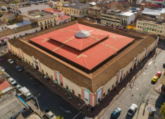 El anuncio de trabajos en la cubierta del mercado Pedro Lizarzaburu, uno de los espacios más tradicionales de Riobamba, fue socializado este 15 de julio, en medio de cuestionamientos. Si bien se valora la intención de preservar un bien patrimonial, los usuarios del mercado reclaman soluciones sostenibles, tras años de promesas y obras inconclusas en el casco comercial de la ciudad.
