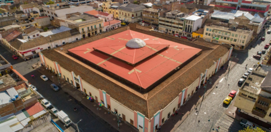 El anuncio de trabajos en la cubierta del mercado Pedro Lizarzaburu, uno de los espacios más tradicionales de Riobamba, fue socializado este 15 de julio, en medio de cuestionamientos. Si bien se valora la intención de preservar un bien patrimonial, los usuarios del mercado reclaman soluciones sostenibles, tras años de promesas y obras inconclusas en el casco comercial de la ciudad.