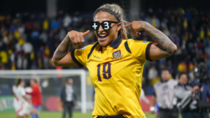 Con contundencia ofensiva, liderazgo y una arquera en estado de gracia, la Selección Femenina de Ecuador logró este 15 de julio, su primera victoria en la Copa América y se ubica como líder del Grupo A. El 3-1 ante Perú confirma un crecimiento sostenido con ciertas fragilidades que, de no corregirse, pueden costar caro en las siguientes jornadas.