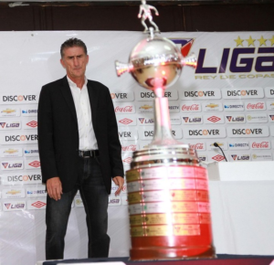 El 2 de julio de 2008, Liga Deportiva Universitaria de Ecuador cambió la historia del fútbol nacional para siempre al consagrarse campeón de la Copa Libertadores, en uno de los templos sagrados del fútbol. Diecisiete años después, esa gesta sigue siendo el techo y orgullo más grande del balompié ecuatoriano.