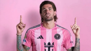 A la constelación de estrellas encabezada por Lionel Messi se suma ahora un nombre que aporta jerarquía, historia compartida y complicidad en la cancha, junto al astro argentino, Rodrigo De Paul. El mediocampista de 31 años dejará el Atlético de Madrid para incorporarse al club del sur de la Florida, en una operación que fue confirmada por una fuente cercana al club Rosa.