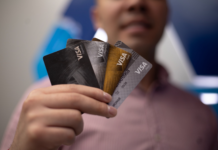 En la era de los pagos electrónicos y las billeteras digitales, 7 de cada 10 ecuatorianos mayores de 15 años cuentan con una cuenta bancaria activa, y el 60 % posee una tarjeta de débito, aunque solo el 32 % de quienes la tienen la utilizan.