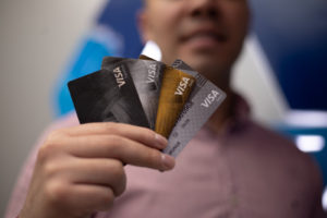 En la era de los pagos electrónicos y las billeteras digitales, 7 de cada 10 ecuatorianos mayores de 15 años cuentan con una cuenta bancaria activa, y el 60 % posee una tarjeta de débito, aunque solo el 32 % de quienes la tienen la utilizan.