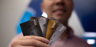 En la era de los pagos electrónicos y las billeteras digitales, 7 de cada 10 ecuatorianos mayores de 15 años cuentan con una cuenta bancaria activa, y el 60 % posee una tarjeta de débito, aunque solo el 32 % de quienes la tienen la utilizan.
