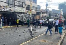 Un accidente de tránsito, registrado la mañana de este sábado 19 de julio de 2025, en el sector de San Carlos, al norte de Quito, dejó como saldo una persona fallecida y al menos tres personas heridas, según reportes preliminares del Cuerpo de Bomberos de Quito (CBQ).