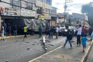 Un accidente de tránsito, registrado la mañana de este sábado 19 de julio de 2025, en el sector de San Carlos, al norte de Quito, dejó como saldo una persona fallecida y al menos tres personas heridas, según reportes preliminares del Cuerpo de Bomberos de Quito (CBQ).