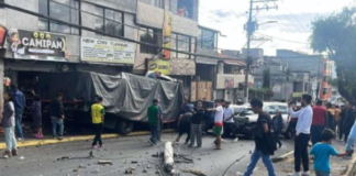 Un accidente de tránsito, registrado la mañana de este sábado 19 de julio de 2025, en el sector de San Carlos, al norte de Quito, dejó como saldo una persona fallecida y al menos tres personas heridas, según reportes preliminares del Cuerpo de Bomberos de Quito (CBQ).