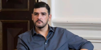El juez de la causa en el denominado Caso Triple A resolvió este 19 de julio de 2025 llamar a juicio a 16 personas naturales y 6 jurídicas por su presunta participación en una red de comercialización ilegal de derivados de petróleo subsidiados en Ecuador, como gasolina y diésel. Entre los procesados figuran el alcalde de Guayaquil, Aquiles Álvarez, que deberá usar grillete electrónico. 