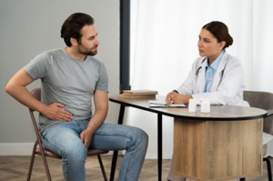 Según datos oficiales del Ministerio de Salud Pública del Ecuador (2024), el 37 % de los ecuatorianos ha sido diagnosticado con hígado graso, siendo más frecuente en mujeres mayores de 45 años. Esta problemática cobra mayor relevancia en el entorno laboral, donde los hábitos poco saludables y el estrés constante pueden acelerar el deterioro de este órgano vital.
