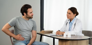 Según datos oficiales del Ministerio de Salud Pública del Ecuador (2024), el 37 % de los ecuatorianos ha sido diagnosticado con hígado graso, siendo más frecuente en mujeres mayores de 45 años. Esta problemática cobra mayor relevancia en el entorno laboral, donde los hábitos poco saludables y el estrés constante pueden acelerar el deterioro de este órgano vital.