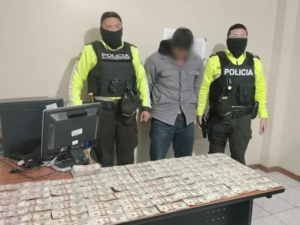 Una vez más, el patrullaje preventivo y la colaboración activa de los ciudadanos demostraron ser claves en la lucha contra la delincuencia en Riobamba. En un operativo realizado en el sector Tierra Nueva, dentro del circuito La Politécnica, en Riobamba, la Policía Nacional logró frustrar un robo en curso y aprehender a un individuo que momentos antes había despojado a una persona de $2.000 en efectivo.
