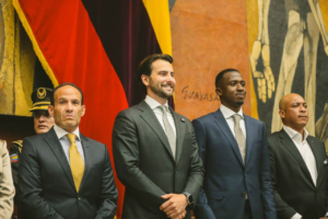 Willian Pacho fue condecorado con la distinción Vicente Rocafuerte al mérito deportivo, en un acto simbólico que engrandeció lo conseguido por Pacho en la élite del fútbol mundial Pacho, defensa central del Paris Saint-Germain y titular en la Selección de Ecuador, fue recibido en el Palacio Legislativo junto a sus familiares, el presidente de la Federación Ecuatoriana de Fútbol, Francisco Egas, y el titular del Parlamento, Niels Olsen.