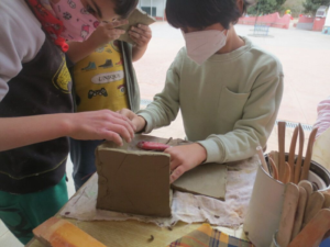 Este verano, la ciudad de Riobamba se llena de creatividad y emoción con los cursos vacacionales "Aventura Riobamba", organizados por el Museo de la Ciudad (MUBBA). Durante los meses de julio y agosto, niños, niñas y adolescentes entre 7 y 14 años tendrán la oportunidad de sumergirse en un mundo lleno de arte, exploración y aprendizaje lúdico.