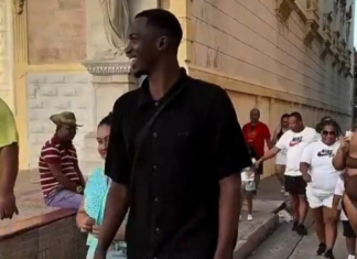 Lejos de los flashes de París y de la sobreexposición que implica ser campeón de Europa con el Paris Saint-Germain, Pacho regresó a Ecuador durante sus vacaciones. Y no lo hizo para posar ante las cámaras o asistir a eventos multitudinarios, sino para honrar lo más esencial, su historia y la gente que lo ayudó a escribirla.