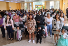 El miércoles 30 de julio, el auditorio municipal María Inmaculada fue el escenario de una emotiva ceremonia en la que 43 niños y niñas del cantón Guano celebraron su graduación del programa “Creciendo con Nuestros Hijos” (CNH), que forma parte de los Centros de Desarrollo Infantil del Ministerio de Inclusión Económica y Social (MIES), correspondiente al año lectivo 2024-2025.