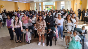 El miércoles 30 de julio, el auditorio municipal María Inmaculada fue el escenario de una emotiva ceremonia en la que 43 niños y niñas del cantón Guano celebraron su graduación del programa “Creciendo con Nuestros Hijos” (CNH), que forma parte de los Centros de Desarrollo Infantil del Ministerio de Inclusión Económica y Social (MIES), correspondiente al año lectivo 2024-2025.