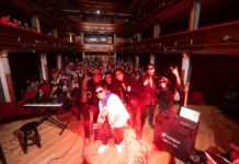 La ciudadanía riobambeña disfrutó el fin de semana de un concierto denominado “Legado Sinfónico”, un espectáculo que unió el poder de la música clásica con la energía de la cultura urbana. La propuesta artística logró una fusión innovadora entre géneros, demostrando que el arte no conoce fronteras estilísticas.