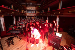 La ciudadanía riobambeña disfrutó el fin de semana de un concierto denominado “Legado Sinfónico”, un espectáculo que unió el poder de la música clásica con la energía de la cultura urbana. La propuesta artística logró una fusión innovadora entre géneros, demostrando que el arte no conoce fronteras estilísticas.