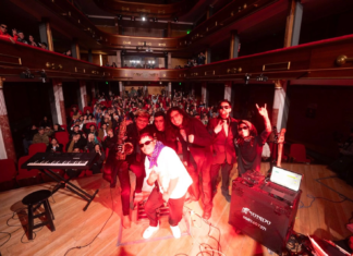 La ciudadanía riobambeña disfrutó el fin de semana de un concierto denominado “Legado Sinfónico”, un espectáculo que unió el poder de la música clásica con la energía de la cultura urbana. La propuesta artística logró una fusión innovadora entre géneros, demostrando que el arte no conoce fronteras estilísticas.
