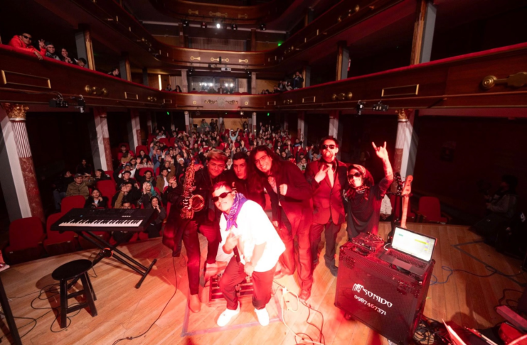 La ciudadanía riobambeña disfrutó el fin de semana de un concierto denominado “Legado Sinfónico”, un espectáculo que unió el poder de la música clásica con la energía de la cultura urbana. La propuesta artística logró una fusión innovadora entre géneros, demostrando que el arte no conoce fronteras estilísticas.