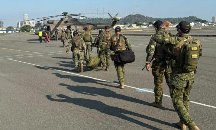 Las Fuerzas Armadas de Ecuador desplegaron 2 000 militares en la provincia de Manabí tras registrarse al menos quince asesinatos en doce horas, este 18 de julio de 2025. El repunte de violencia se le atribuye a un enfrentamiento entre Los Choneros y Los Lobos, las dos bandas criminales más poderosas del país, a raíz de la recaptura del narcotraficante José Adolfo Macías Villamar (‘Fito’), capo del primer grupo.