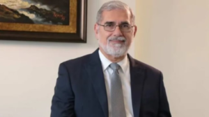 El exvicepresidente de la República y economista Alberto Dahik expresó su respaldo a la reestructuración del Estado anunciada por el presidente Daniel Noboa, la cual contempla una significativa reducción de cargos públicos y entidades gubernamentales.