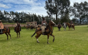 El pasado 27 de julio, la comunidad de Ainché, ubicada en el cantón Chambo, se convirtió en el corazón palpitante de la tradición andina al celebrar una jornada de rodeo que reunió a vecinos, autoridades y visitantes en torno a la identidad, la destreza y el amor por las costumbres del campo.