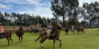 El pasado 27 de julio, la comunidad de Ainché, ubicada en el cantón Chambo, se convirtió en el corazón palpitante de la tradición andina al celebrar una jornada de rodeo que reunió a vecinos, autoridades y visitantes en torno a la identidad, la destreza y el amor por las costumbres del campo.