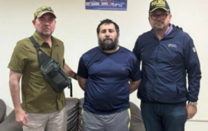 En su cuenta de X, el Ministro del Interior hizo público que el registrador de la Propiedad del Municipio de Manta, George Bethsabe Moreira Mendoza permitió la inscripción de un contrato de compraventa de un inmueble.
