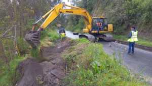 Autoridades locales informaron que han comenzado los trabajos de rehabilitación en el tramo afectado de la vía Matus–Calshi, en el cantón Penipe, provincia de Chimborazo. La intervención busca recuperar la conectividad y garantizar la seguridad de los usuarios tras los daños sufridos en este importante eje vial.