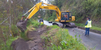 Autoridades locales informaron que han comenzado los trabajos de rehabilitación en el tramo afectado de la vía Matus–Calshi, en el cantón Penipe, provincia de Chimborazo. La intervención busca recuperar la conectividad y garantizar la seguridad de los usuarios tras los daños sufridos en este importante eje vial.