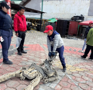 Con un cierre lleno de aprendizaje, el 26 de julio culminó el curso vacacional “Mini Bomberos en Acción”, organizado por el Cuerpo de Bomberos de Guamote. Desde su inicio el pasado 7 de julio, este programa ha transformado a un grupo de niños y niñas en los futuros protectores de su comunidad, enseñándoles valores esenciales como la disciplina, el trabajo en equipo y el respeto, pilares fundamentales de la labor bomberil.