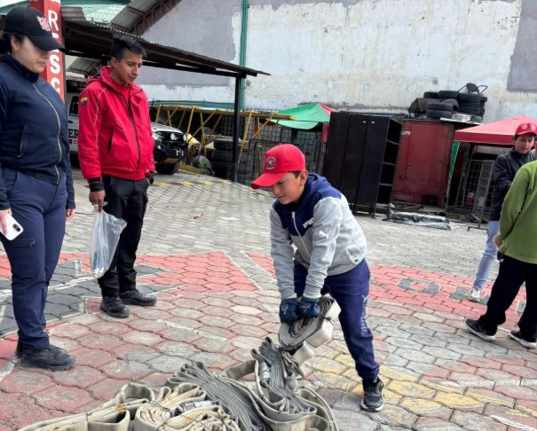 Con un cierre lleno de aprendizaje, el 26 de julio culminó el curso vacacional “Mini Bomberos en Acción”, organizado por el Cuerpo de Bomberos de Guamote. Desde su inicio el pasado 7 de julio, este programa ha transformado a un grupo de niños y niñas en los futuros protectores de su comunidad, enseñándoles valores esenciales como la disciplina, el trabajo en equipo y el respeto, pilares fundamentales de la labor bomberil.