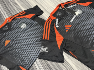 A la espera de resolver su futuro en el banquillo, el club eléctrico presentó oficialmente su tercera camiseta para la temporada 2025. La indumentaria destaca por su diseño y su precio, que la posiciona una vez más como la más cara del fútbol ecuatoriano.