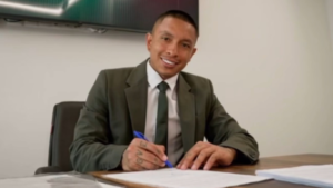 Cristian Ramírez fue presentado de manera oficial como nuevo jugador del Lokomotiv de Moscú, uno de los clubes más tradicionales del fútbol ruso. El lateral zurdo firmó un contrato por dos temporadas y ya luce la camiseta rojiverde con la que buscará escribir un nuevo capítulo en su carrera profesional.