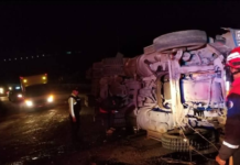 La noche del 27 de julio, a las 22H30, en el sector El Guapo, en Pallatanga, un vehículo tipo mixer se volcó en plena vía, derramando una considerable cantidad de combustible sobre la carretera. Este incidente generó un riesgo significativo para la circulación vehicular y la seguridad de los conductores en la zona.