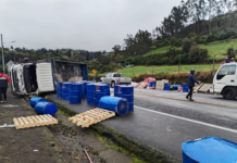 Un volcamiento de camión ocurrido la mañana del 14 de julio en el sector Puente de Mocha, sobre la carretera E35, dejó como saldo dos personas heridas. El hecho, registrado alrededor de las 08h00, movilizó a los servicios de emergencia locales.